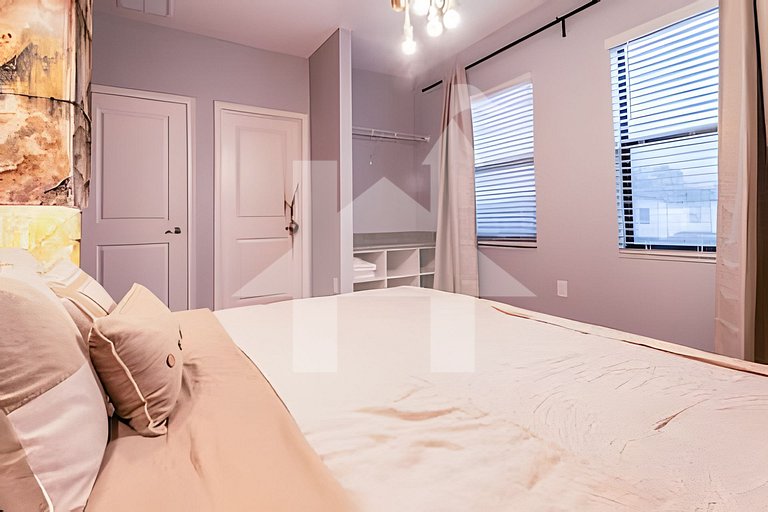 59546Q Luxury 6BR Villa | Prime Location, Pool & Cinema