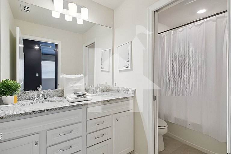3842- Luxury brand new cozy pool townhouse