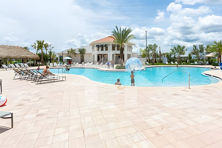 4857- Ampla Casa de 5 Quartos c/ Piscina Privativa, Perto da
