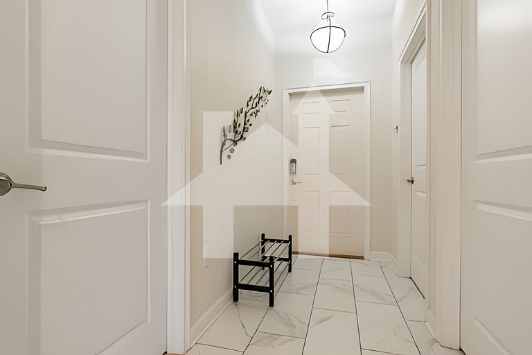 4857- Ampla Casa de 5 Quartos c/ Piscina Privativa, Perto da