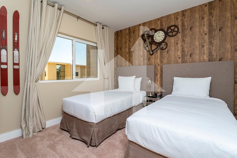 7527- Luxuosa Casa de 3 Quartos Perto da Disney com Churrasq