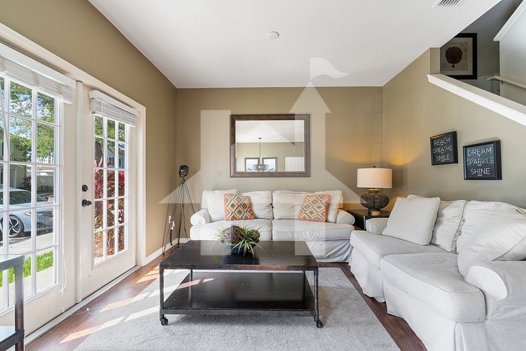 4BR Lucaya Village Home, Sleeps 10