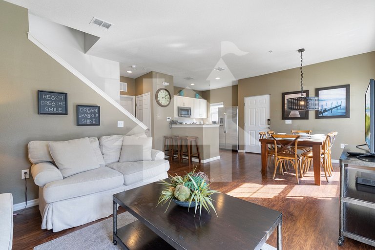 4BR Lucaya Village Home, Sleeps 10