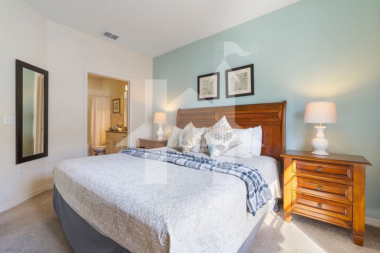 4BR Lucaya Village Home, Sleeps 10