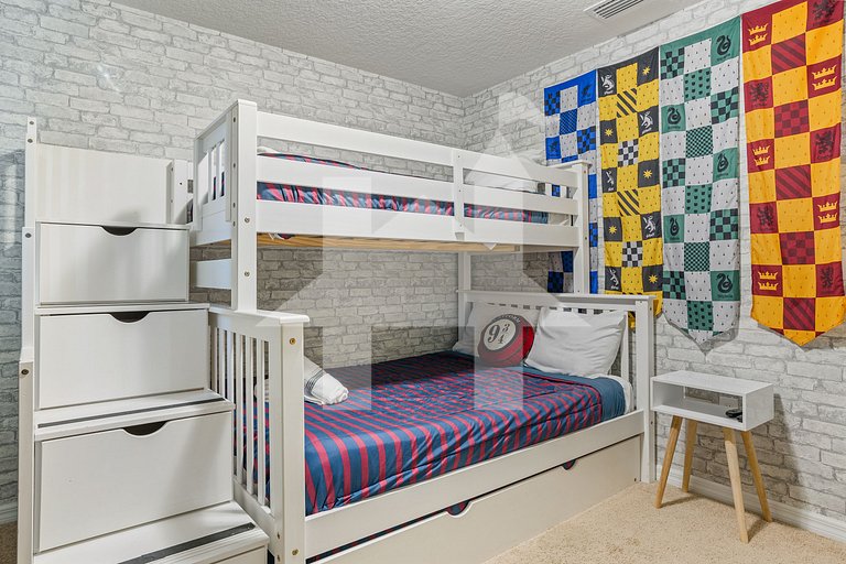8863- Casa de 5 Quartos com Quartos Temáticos e Piscina Priv