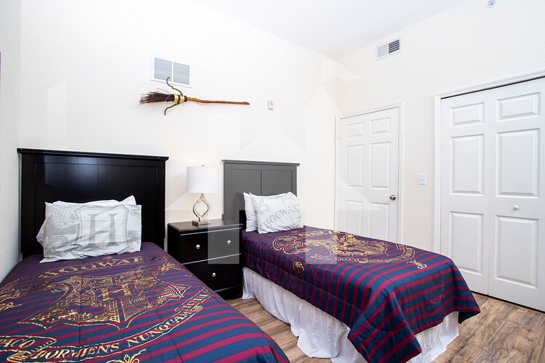 Modern Family Condo 15min from Disney