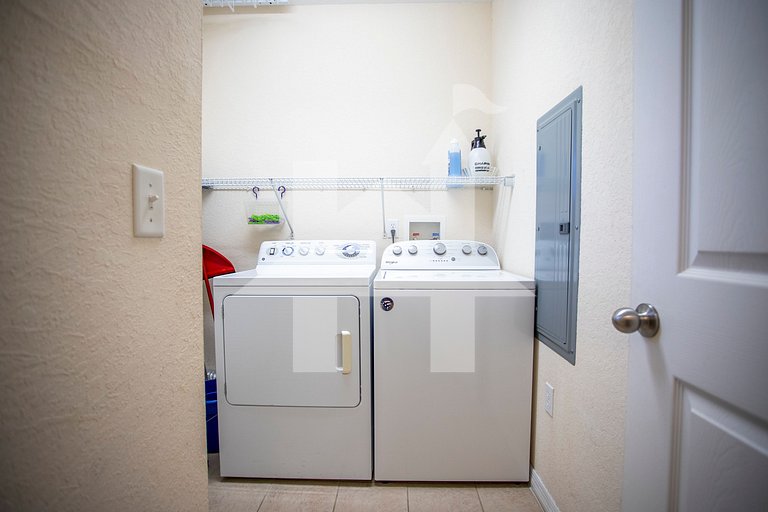 Modern Family Condo 15min from Disney