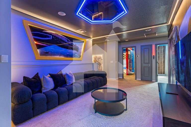 5BR Villa w/ Pool, Themed Rooms – Windsor Island