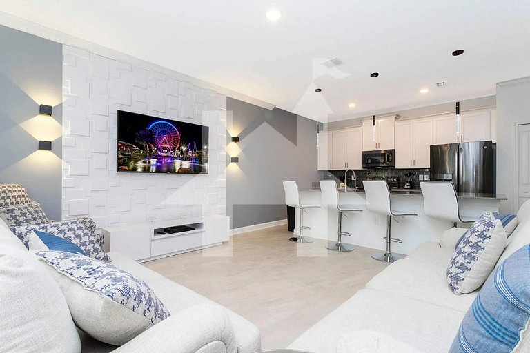 2965 Modern 4BR Townhome w/ Pool – 10 Min to Disney!