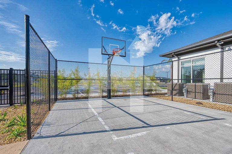 Modern 4BR Townhome w/ Pool /10 Min to Disney!