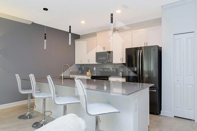 2965 Modern 4BR Townhome w/ Pool – 10 Min to Disney!