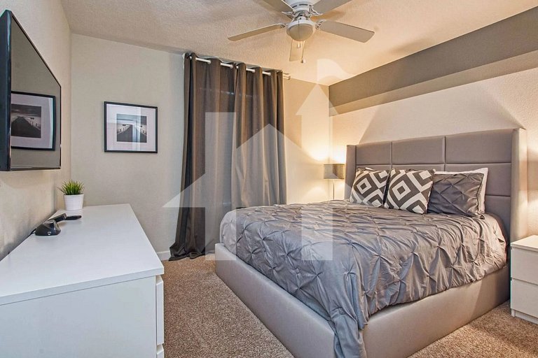 Vacation Home Near Disney, 6 bedrooms