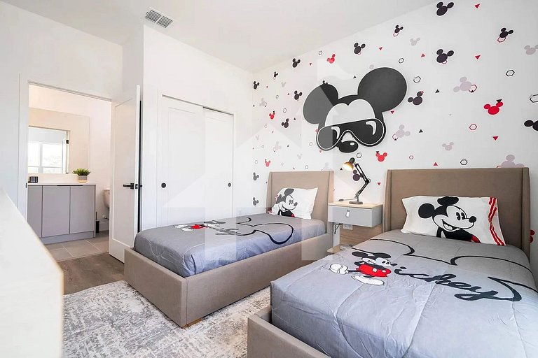 Vacation Home Near Disney, 5 bedrooms