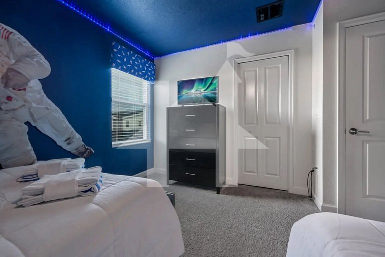 Vacation Home Near Disney, 9 bedrooms