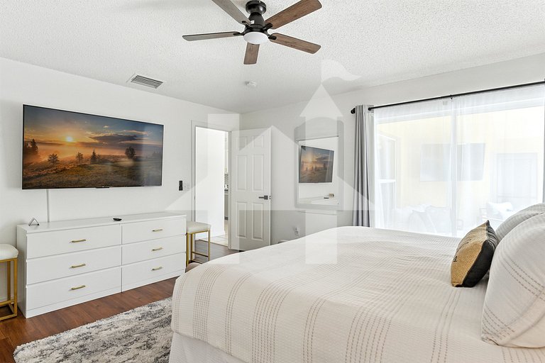 Carpet-Free 4BR w/ Pool, 2 Master Bds, Near Disney