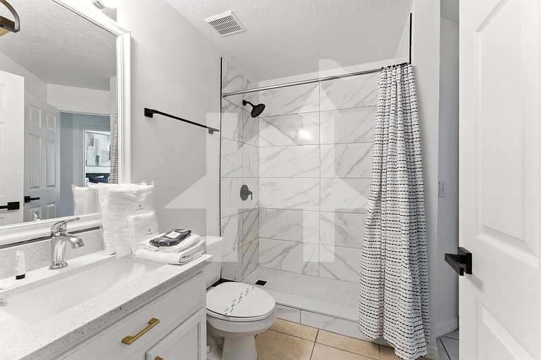 Carpet-Free 4BR w/ Pool, 2 Master Bds, Near Disney