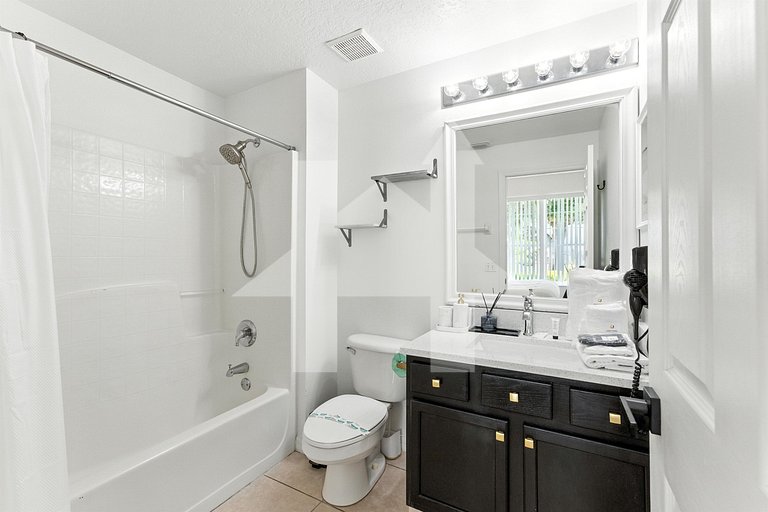 Carpet-Free 4BR w/ Pool, 2 Master Bds, Near Disney