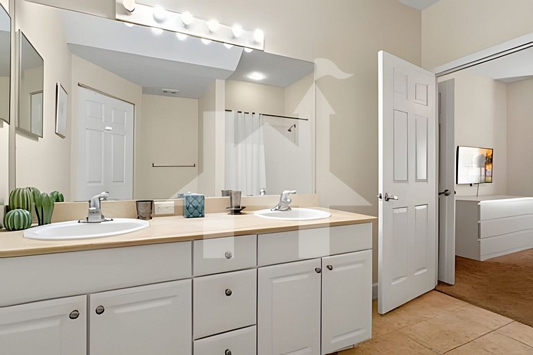 Relaxing 3-Bedroom Getaway in Lucaya Village