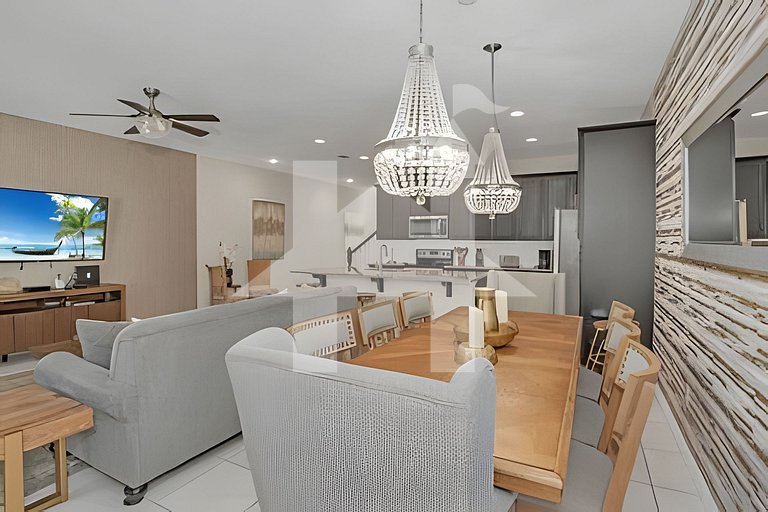 4U - SL1598 · 5BD/4.5BA Luxury Solara Resort