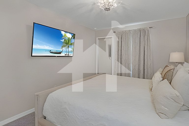 4U - SL1598 · 5BD/4.5BA Luxury Solara Resort