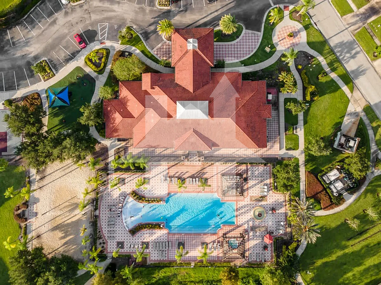 Themed House with Pool and Comfort