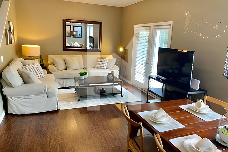 Townhouse 4Q em Storey Lake com Piscina