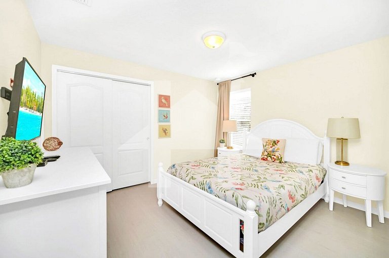 Vacation Home Near Disney, 8 bedrooms