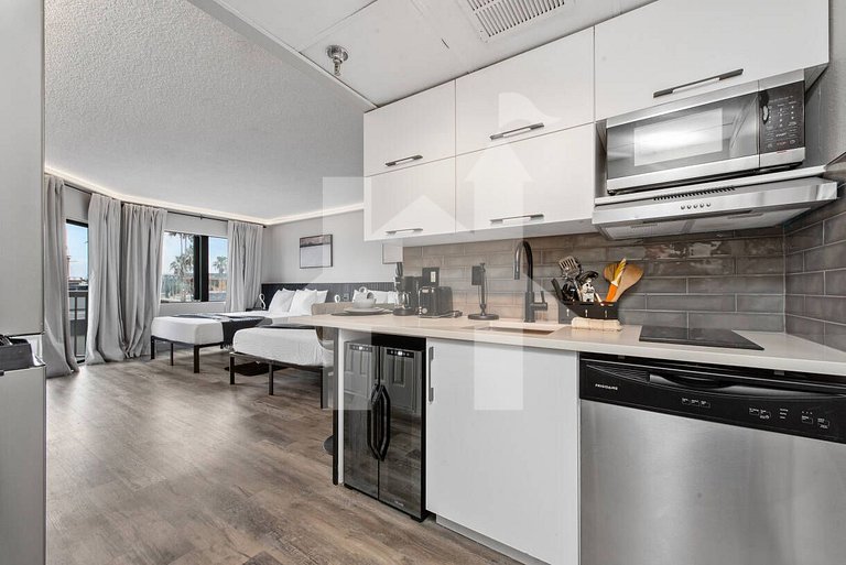 Enclave Studio – Pools, Gym & Great Location
