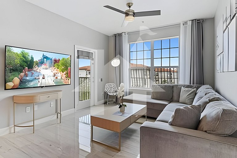 Stylish 3BR Vista Cay Condo Near Parks & Pool