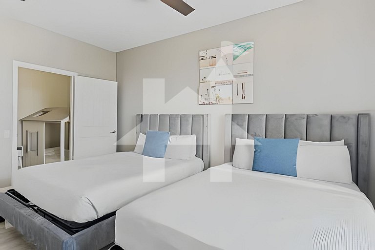 Stylish 3BR Vista Cay Condo Near Parks & Pool