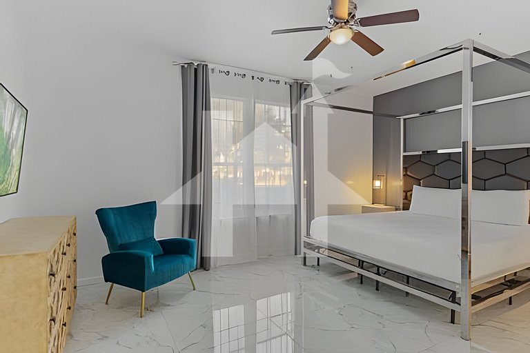 Elegant 4BR Vista Cay Condo – Near Parks & Pool