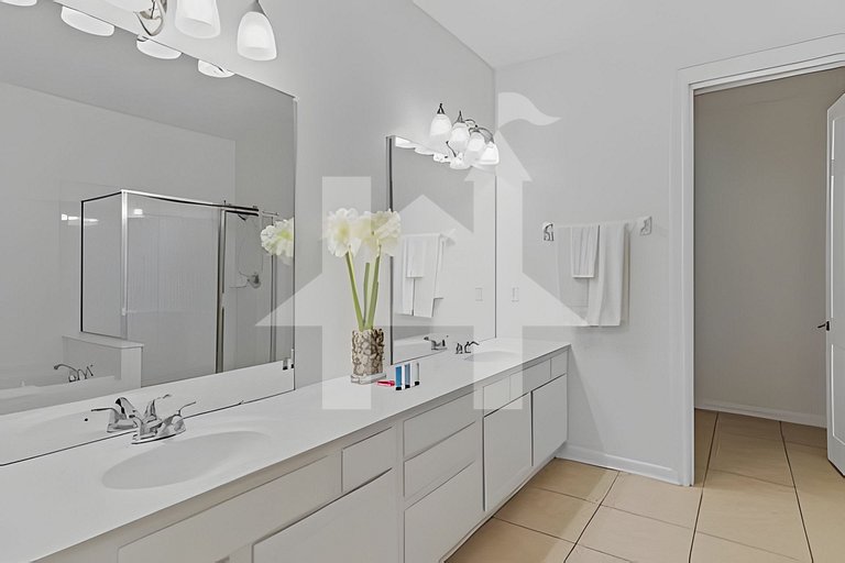 Elegant 4BR Vista Cay Condo – Near Parks & Pool