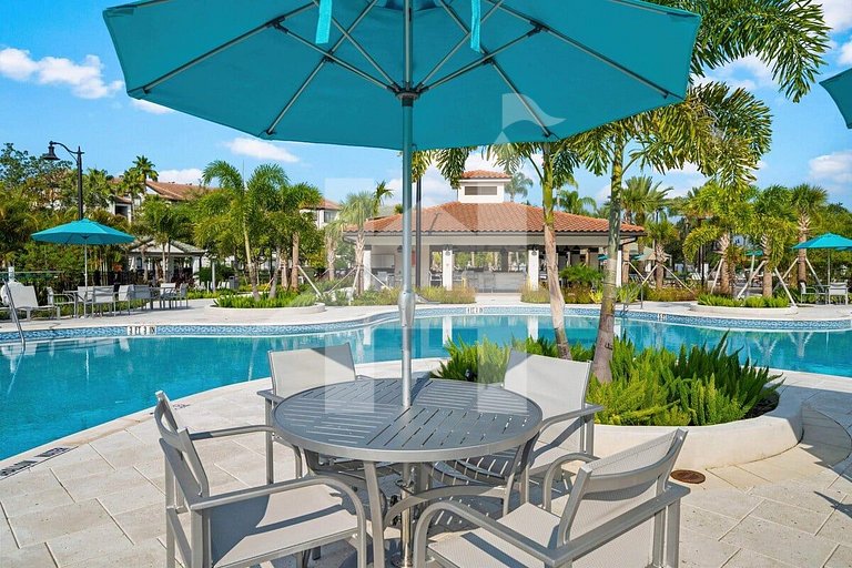 Modern 3-Bedroom at Vista Cay Resort