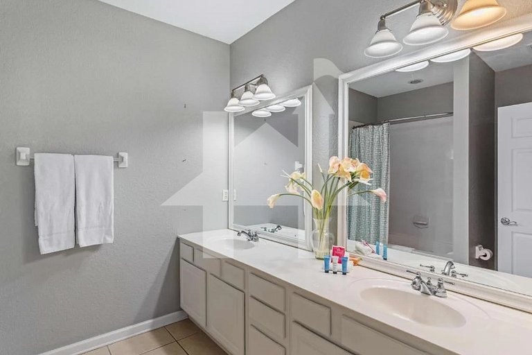Elegant 3-Bedroom Townhome at Vista Cay