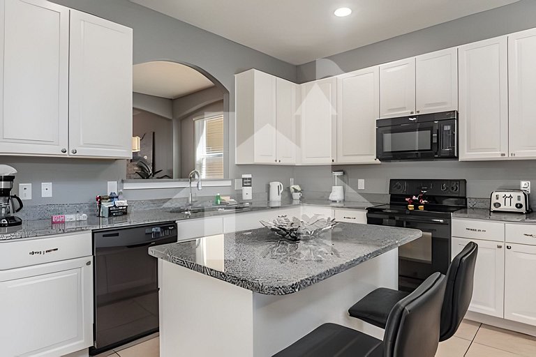 Solterra 6BR, 4 enSuites, Pool & Game Room