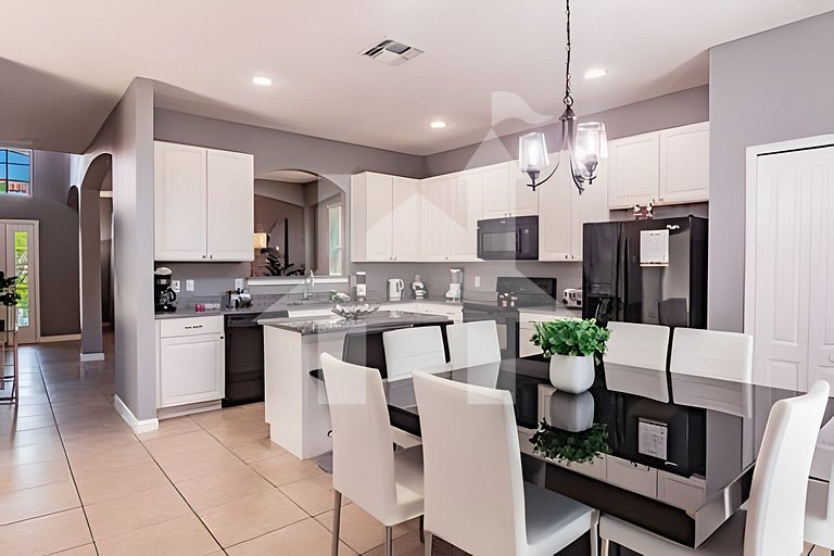 Solterra 6BR, 4 enSuites, Pool & Game Room