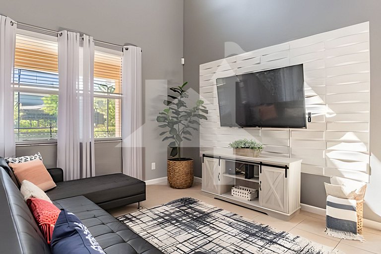 Solterra 6BR, 4 enSuites, Pool & Game Room