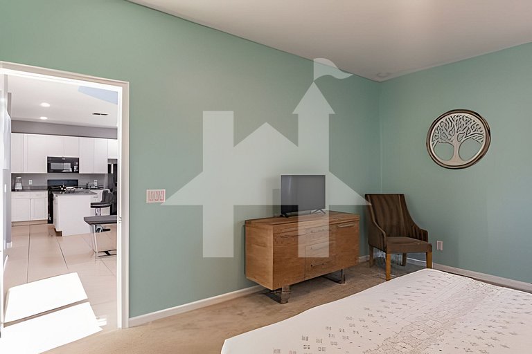 Solterra 6BR, 4 enSuites, Pool & Game Room