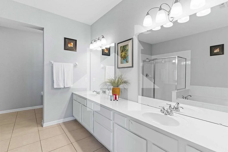 Elegant 4BR Vista Cay Resort