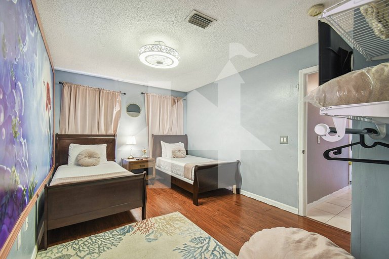 Vacation Home Near Disney, 5 bedrooms