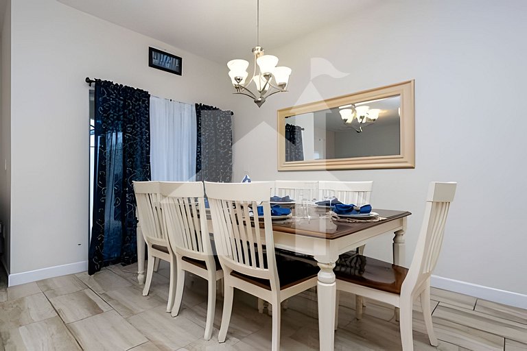 Casa 4Q c/ Piscina e Temas Mickey & Harry Potter