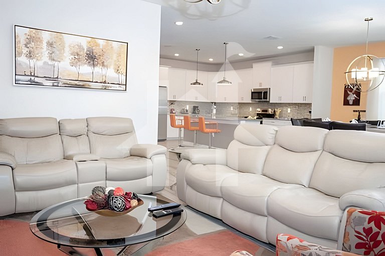 6BR Townhome w/ Pool – 10 Min to Disney