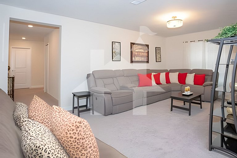 6BR Townhome w/ Pool – 10 Min to Disney