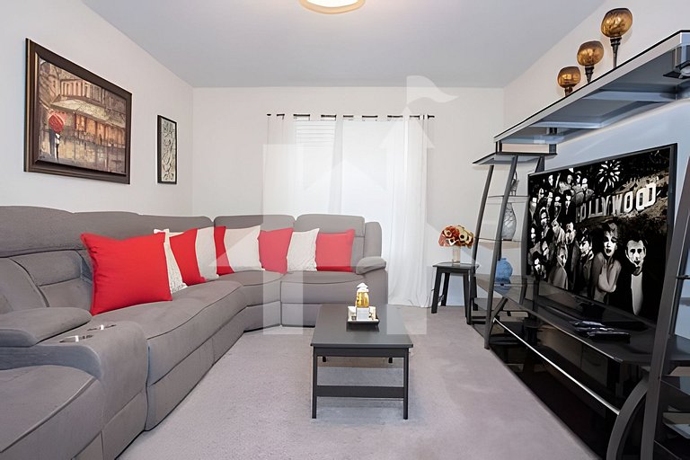 6BR Townhome w/ Pool – 10 Min to Disney