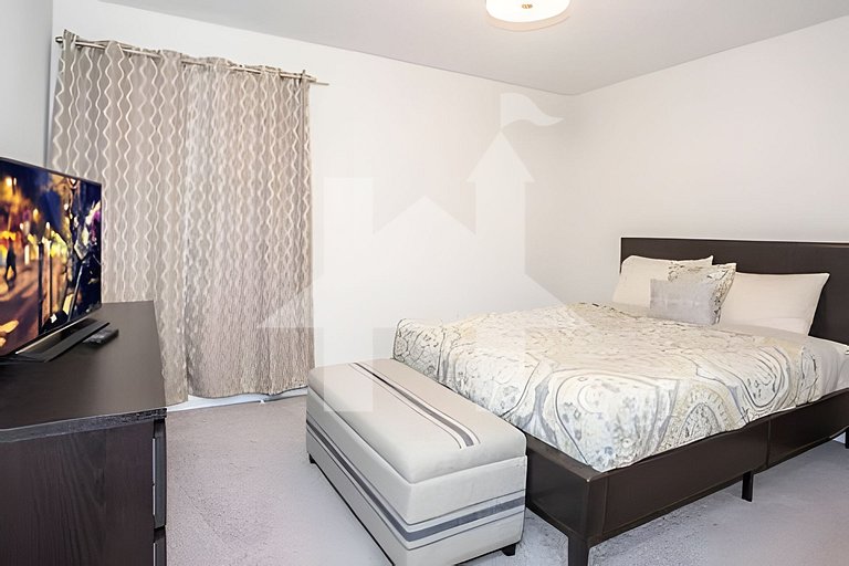 6BR Townhome w/ Pool – 10 Min to Disney