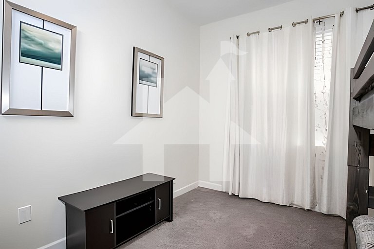 6BR Townhome w/ Pool – 10 Min to Disney