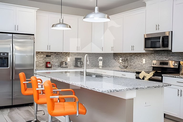 6BR Townhome w/ Pool – 10 Min to Disney