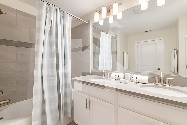 4BR Storey Lake w/ Pool & Mickey Room