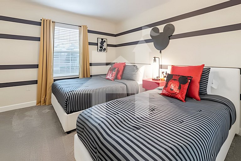 4BR Storey Lake w/ Pool & Mickey Room