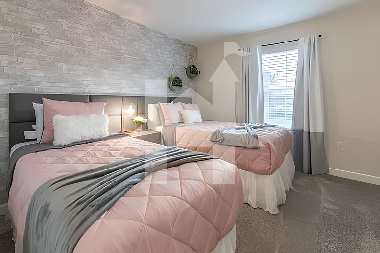 4BR Storey Lake w/ Pool & Mickey Room